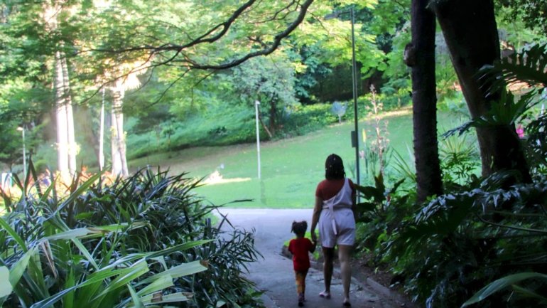 Morena Mariah e filha no parque