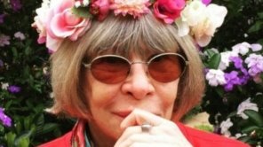 Rita Lee com coroa de flores