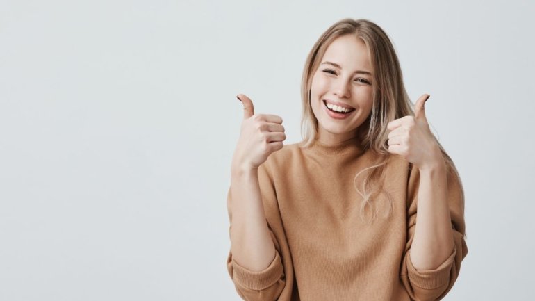 mulher de bom humor por conta da serotonina