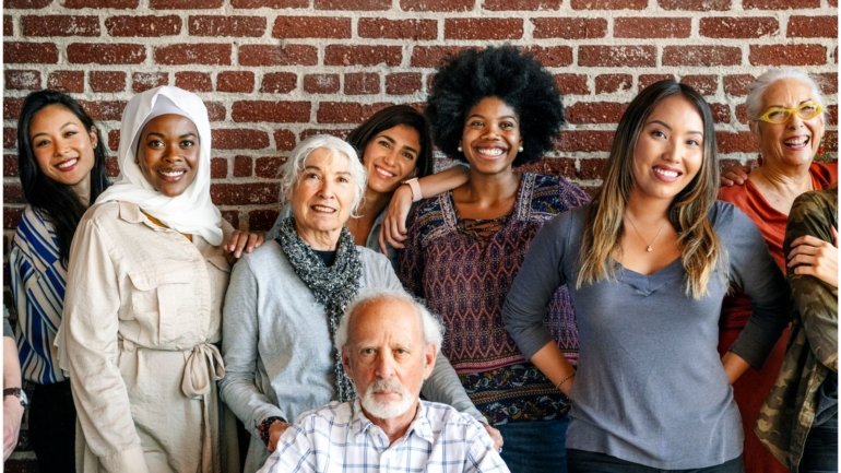 O etarismo é o novo racismo: por que é urgente combater o preconceito contra a idade e aparência