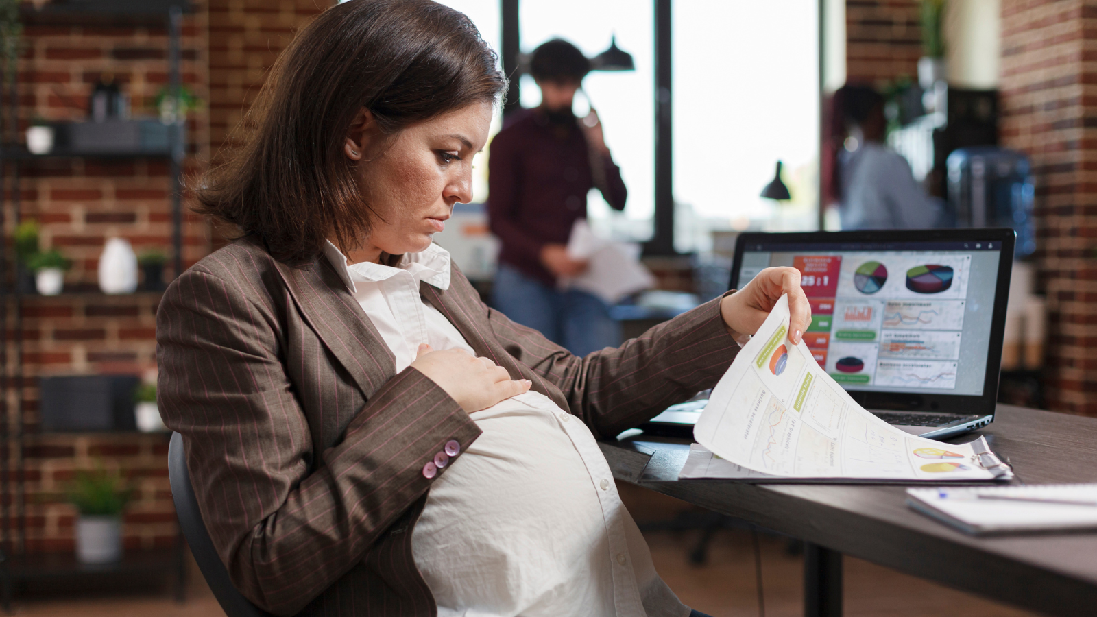 Quase metade das mulheres é demitida ao voltar da licença-maternidade: por que ser mãe e profissional ainda é um desafio