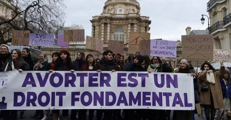 Em votação histórica, França se torna primeiro país no mundo a garantir o direito constitucional ao aborto