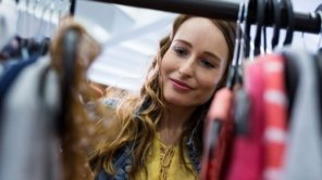 Vai viajar e não sabe o que vestir? Tão leve quanto o inverno ficou nossa bagagem: entenda a moda “sem estação”
