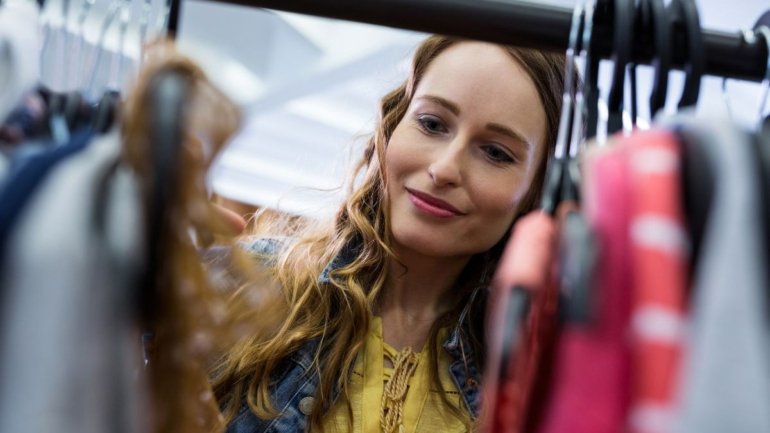 Vai viajar e não sabe o que vestir? Tão leve quanto o inverno ficou nossa bagagem: entenda a moda “sem estação”