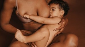 Agosto dourado: sobre a amamentação que vale ouro para o bebê mas não é tão dourada assim para as mães