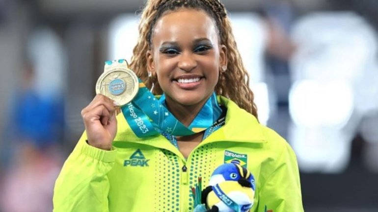 Vai, Rebeca! A estrela da ginástica brasileira disputa hoje com Simone Biles, considerada a melhor do mundo