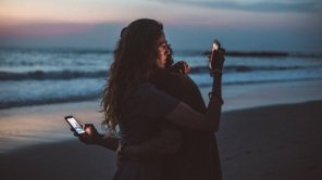 Mulheres são maioria entre influencers no Brasil, mas até no digital ganham menos