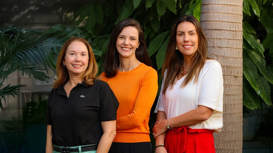 Da esquerda para a direita: Luciana Lobo, Cintia Moreira e Renata Lamarco, comitê de transição atualmente no comando da Dengo (Crédito: Divulgação)