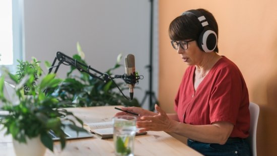 Mulher apresentando podcast