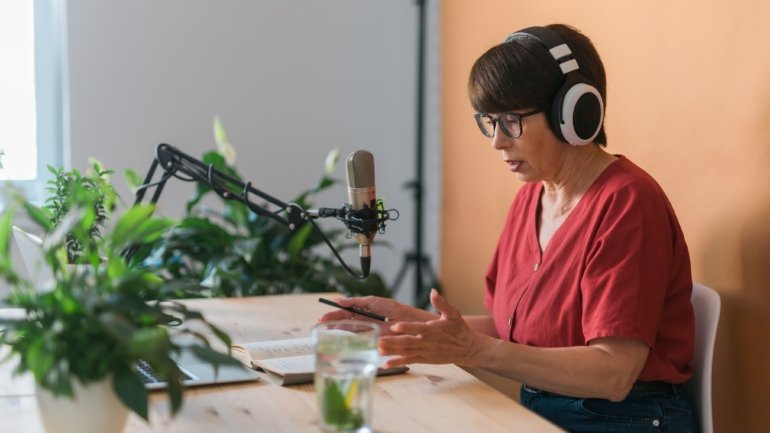 Mulher apresentando podcast